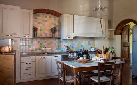 Villa Fabbri: Cabinetry, Comptoir, Propriété, Table, Meubles, Cuisine, Bois, Appareil De Cuisine, Design Intérieur, Éclairage