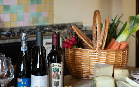 Villa Fabbri: Aliments, Table, Vaisselle, Bouteille, Assiette, Vaisselle, Du Vin, Ingrédient, Bar