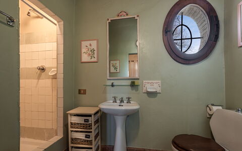 Terrazza e Libreria: Miroir, Évier, Propriété, Luminaire Plomberie, Robinet, Lavabo, Salle De Bains, Violet, Design Intérieur