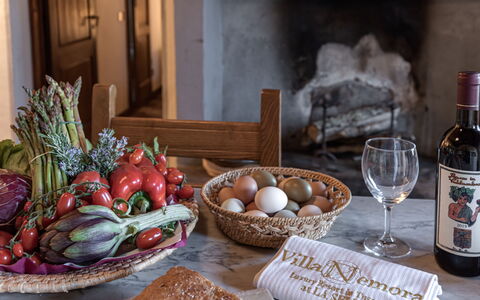 Terrazza e Libreria: Aliments, Vaisselle, Table, Assiette, Vaisselle, Bouteille, Ingrédient, Verres À Pied, Serveware, Nappe De Table