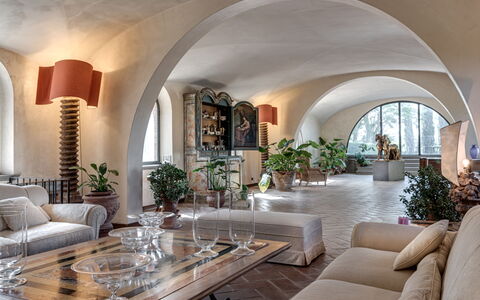 Terrazza e Libreria: Plante, Meubles, Table, Propriété, Canapé, Plante D'Appartement, Design Intérieur, Bâtiment, Sol, Salon