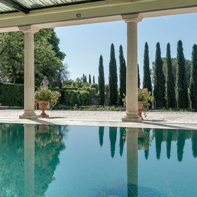 Terrazza e Libreria: L'Eau, Plante, Ciel, Bâtiment, Piscine, Arbre, Loisir, Immobilier, Composite, Paysage