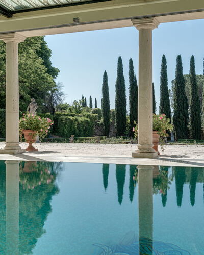 Terrazza e Libreria: L'Eau, Plante, Ciel, Bâtiment, Piscine, Arbre, Loisir, Immobilier, Composite, Paysage