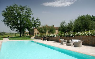 Agriturismo i Grandi di Toscana: L'Eau, Ciel, Plante, Nuage, Piscine, La Nature, Bleu Azur, Arbre, Ombre, Rectangle