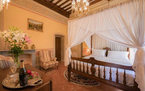 Villa Ivana - Cortona: Pièce, Propriété, Meubles, Chambre, Design Intérieur, Suite, Bâtiment, Lit, Plafond, Rideau