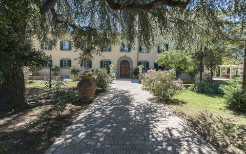 Villa Ivana - Cortona: Propriété, Maison, Bâtiment, Arbre, Biens, Immobilier, Domicile, Architecture, Ciel, Zone Résidentielle