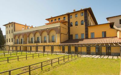 Luxury Residence La Poggerina: Bâtiment, Propriété, Architecture, Jaune, Maison, Biens, Domicile, Immobilier, Hacienda, Villa