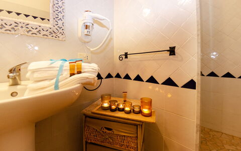 Casale 180: Salle De Bains, Pièce, Propriété, Lavabo, Design Intérieur, Robinet, Tuile, Luminaire Plomberie, Accessoire Salle De Bain, Suite