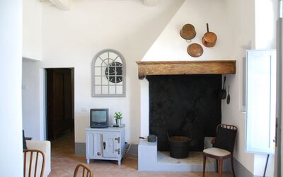 Casa Marcello - Noce: Propriété, Meubles, Canapé, Cadre, Bois, Table, Salon, Rayonnage, Design Intérieur, Plante