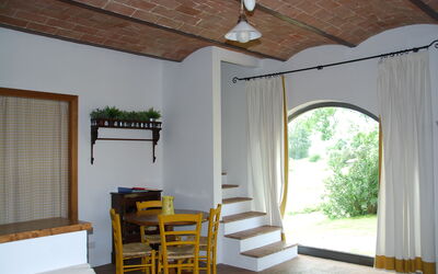 Fienile Arancione - Pero: Bâtiment, Plante, Meubles, Propriété, Ombre, Bois, Fenêtre, Design Intérieur, Sol, Salon