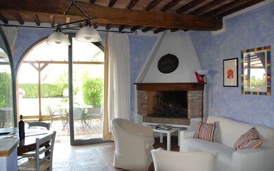 Fienile Arancione - Susino: Propriété, Meubles, Table, Chaise, Plante, Design Intérieur, Architecture, Bois, Salon, Immobilier