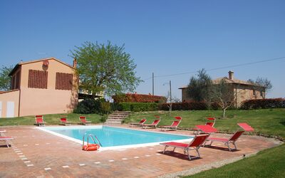 Agriturismo Vallone a Cabbiavoli: Ciel, L'Eau, Propriété, Plante, Piscine, Arbre, Bâtiment, Ombre, Mobilier De Jardin, Chaise