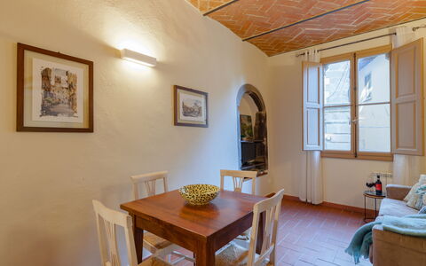 Marlene House: Table, Cadre, Propriété, Meubles, Fenêtre, Bois, Design Intérieur, Sol, Mur, Sol