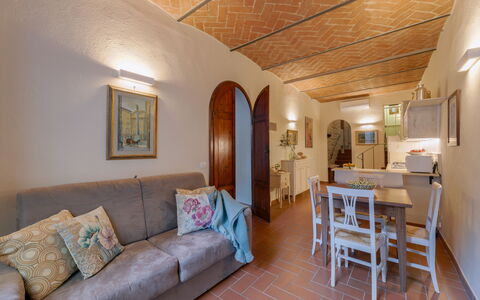 Marlene House: Meubles, Canapé, Propriété, Cadre, Table, Design Intérieur, Bois, Éclairage, Sol, Salon