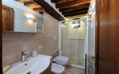 Marlene House: Miroir, Robinet, Luminaire Plomberie, Propriété, Évier, Bâtiment, Lavabo, Salle De Bains, Design Intérieur, Bois