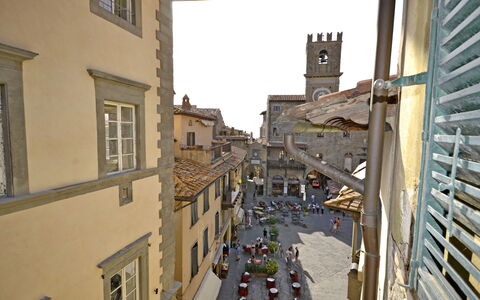 Marlene House: Ville, Rue, Quartier, Ruelle, Bâtiment, Route, Infrastructure, Architecture, Ville, Façade