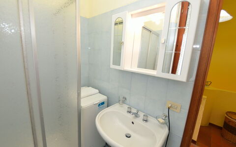 Aurora: Salle De Bains, Propriété, Pièce, Lavabo, Luminaire Plomberie, Évier, Accessoire Salle De Bain, Maison, Immobilier, Design Intérieur