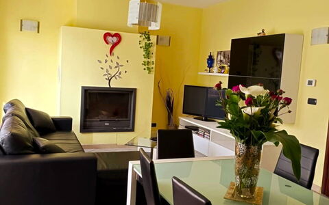 Ai Cuori: Meubles, Design Intérieur, Mur, Sol, Sol, Canapé, Pièce, Salon, Plafond, Éclairage