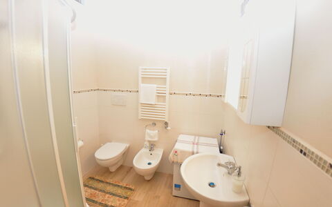 Borgo Di Zacco: Salle De Bains, Propriété, Pièce, Luminaire Plomberie, Toilette, Immobilier, Maison, Design Intérieur, Siège De Toilette, Sol