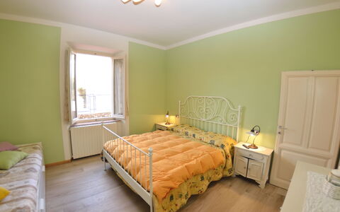 Borgo Di Zacco: Chambre, Pièce, Lit, Meubles, Propriété, Drap De Lit, Sol, Cadre De Lit, Mur, Jaune
