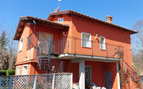 Borgo Di Zacco: Ciel, Fenêtre, Bâtiment, Bois, Arbre, Maison, Porte, Plante, Quartier, Zone Résidentielle