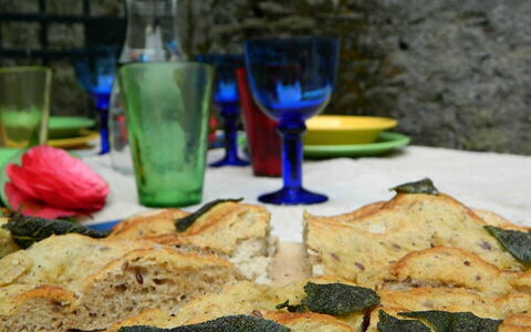 Emilia: Aliments, Vaisselle, Table, Ingrédient, Verres À Pied, Assiette, Drinkware, Bar, Cuisine