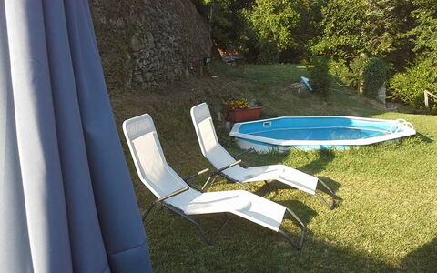 Emilia: Plante, L'Eau, Mobilier De Jardin, Ombre, Piscine, Herbe, Loisir, Arbre, Rectangle, Paysage