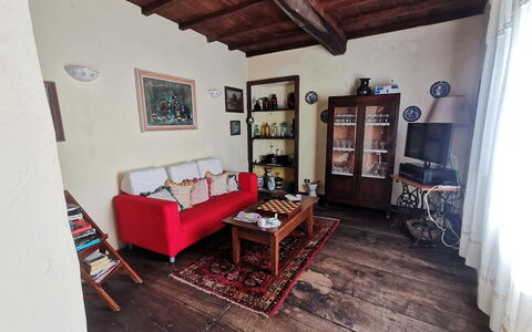 Emilia: Cadre, Meubles, Table, Canapé, Bâtiment, Bois, Design Intérieur, Sol, Salon, Sol