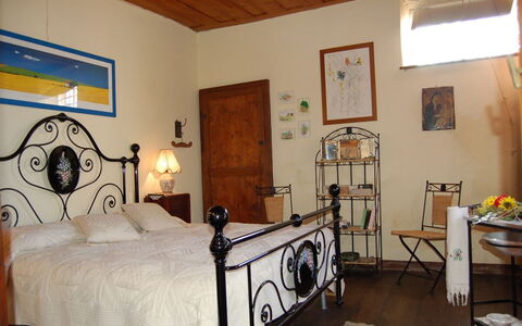 Emilia: Chambre, Pièce, Lit, Meubles, Propriété, Cadre De Lit, Drap De Lit, Bâtiment, Design Intérieur, Mur