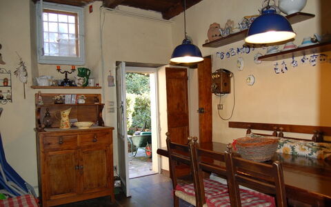 Emilia: Pièce, Propriété, Meubles, Bâtiment, Maison, Sol, Design Intérieur, Plafond, Dur, Domicile