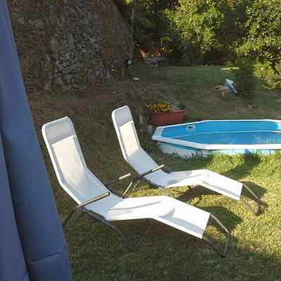 Emilia: Plante, L'Eau, Mobilier De Jardin, Ombre, Piscine, Herbe, Loisir, Arbre, Rectangle, Paysage