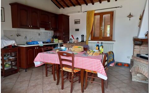Villetta Di Cortona: Table, Cabinetry, Bois, Design Intérieur, Bâtiment, Chaise, Sol, Rectangle, Fenêtre, Sol
