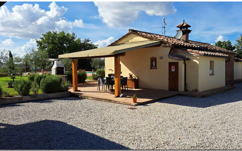 Villetta Di Cortona: Nuage, Ciel, Plante, Bâtiment, Propriété, Fenêtre, Porte, Arbre, Maison, Surface De La Route