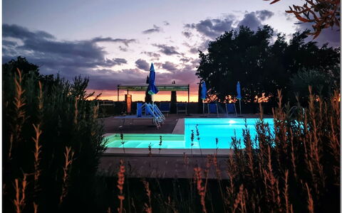 Villetta Di Cortona: Nuage, Ciel, L'Eau, Piscine, Arbre, Plante, Rectangle, Matin, Loisir, Paysage Naturel