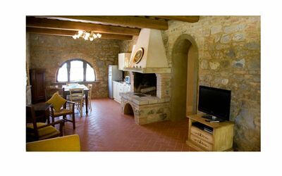 Carbonaia: Propriété, Bâtiment, Bois, Rectangle, Chaise, Confort, Sol, Table, Salon, Maison