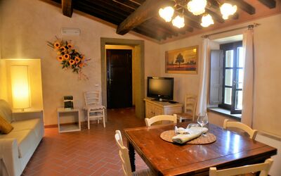 Le Briglie: Table, Meubles, Fenêtre, Chaise, Bois, Cadre, Design Intérieur, Éclairage, Bâtiment, Salon