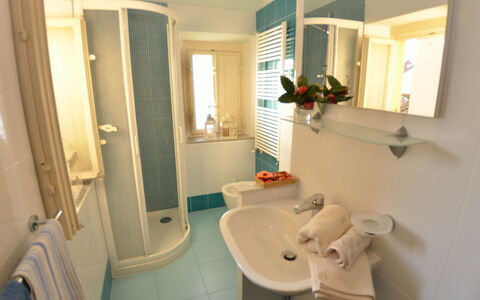 San Michele: Salle De Bains, Pièce, Propriété, Armoire De Toilette, Accessoire Salle De Bain, Maison, Domicile, Bâtiment, Design Intérieur, Immobilier