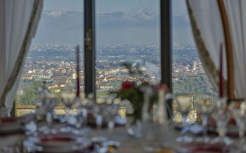 Villa Solaria: Vaisselle, Bâtiment, Verres À Pied, Drinkware, Ciel, Verre De Vin, Textile, Fenêtre, Skyscraper, Design Intérieur
