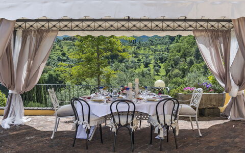 Villa Solaria: Propriété, Meubles, Nappe De Table, Pièce, Design Intérieur, Rideau, Canopée, Table, Ombre, Immobilier