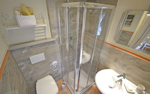 Appartamento Maccari: Propriété, Salle De Bains, Pièce, Maison, Verre, Luminaire Plomberie, Design Intérieur, Sol, Tuile