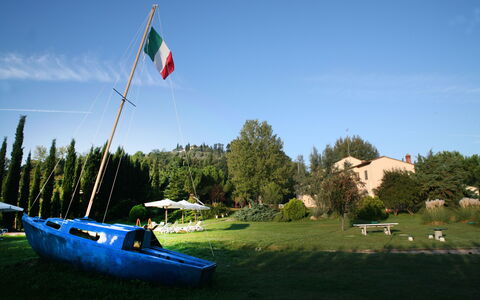 Agriturismo Girasole: Ciel, Bateau, Drapeau, Transport De L'Eau, Véhicule, Arbre, Navire, Rivière, Paysage, Lac