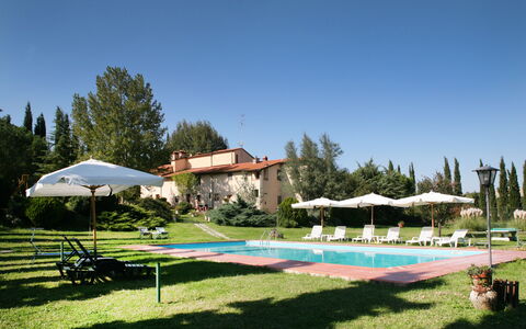 Agriturismo Girasole: Piscine, Recours, Propriété, Loisir, Ombre, Centre De Loisirs, Immobilier, Bâtiment, Biens, Maison