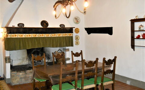 Agriturismo Girasole: Pièce, Propriété, Salle À Manger, Meubles, Design Intérieur, Bâtiment, Table, Maison, Plafond, Sol