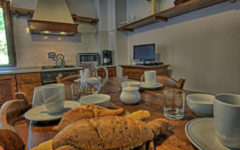 Sole Nel Prato: Pièce, Design Intérieur, Propriété, Meubles, Table, Salon, Bâtiment, Domicile, Immobilier, Maison