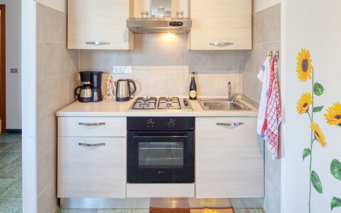 Olivi Del Mesco - Levanto: Pièce, Propriété, Cuisine, Cabinetry, Meubles, Cuisinière, Jaune, Principaux Appliance, Comptoir, Design Intérieur