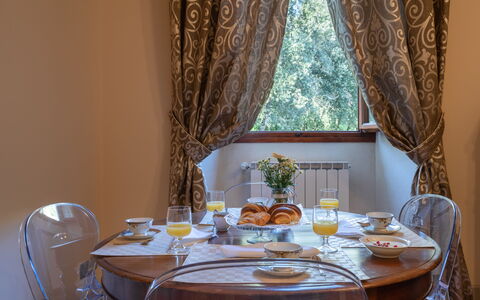 Il Marchese Di Ronta: Pièce, Salle À Manger, Propriété, Restaurant, Jaune, Design Intérieur, Table, Meubles, Rideau, Repas