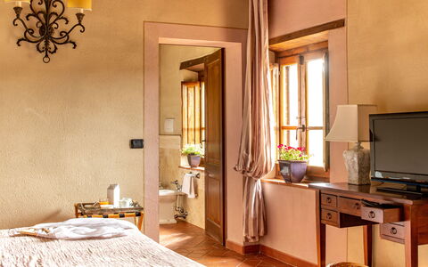 Borgo Gerlino: Pièce, Propriété, Meubles, Design Intérieur, Bâtiment, Chambre, Mur, Suite, Lit, Jaune