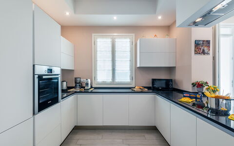 Villa Le Terme: Comptoir, Pièce, Propriété, Cuisine, Cabinetry, Meubles, Design Intérieur, Bâtiment, Plafond, Jaune