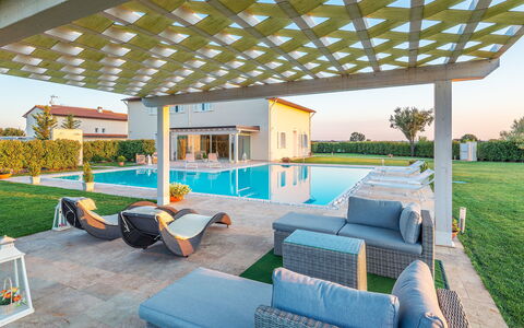 Villa Le Terme: Propriété, Bâtiment, Maison, Piscine, Immobilier, Domicile, Design Intérieur, Biens, Pièce, Meubles