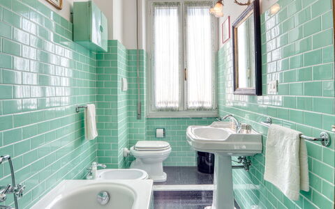 Apartment Mare Bello - Levanto: Salle De Bains, Pièce, Tuile, Propriété, Turquoise, Violet, Design Intérieur, Robinet, Luminaire Plomberie, Architecture